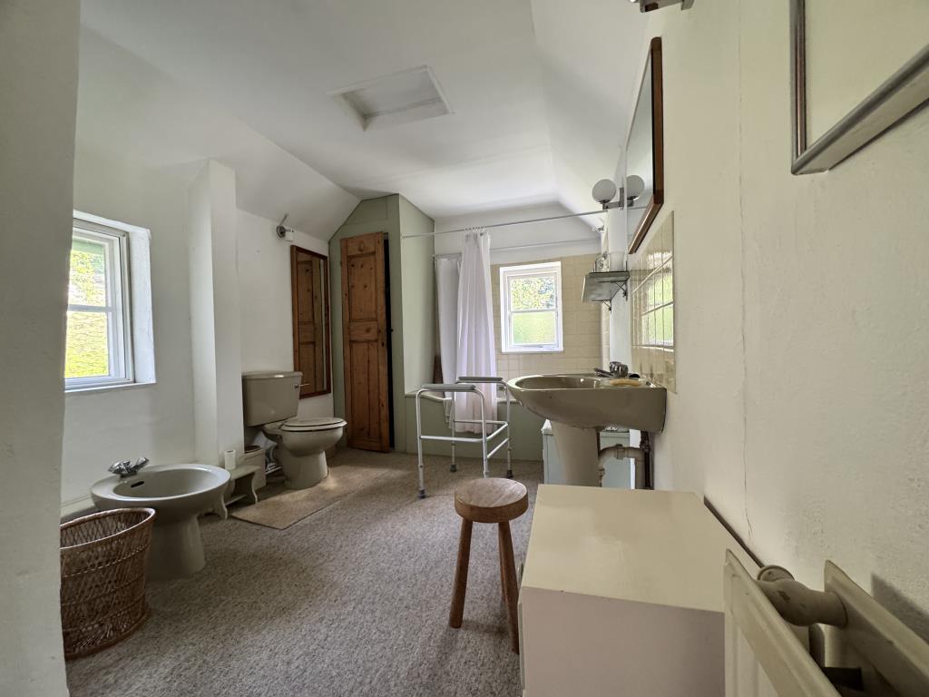 Lot: 161 - CITY CENTRE PERIOD HOUSE - Large bathroom